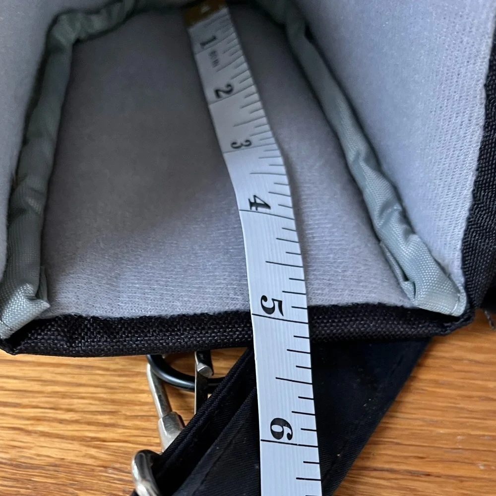 Lowepro Rezo TLZ 10 Camera bag EUC Holster style with a front pocket